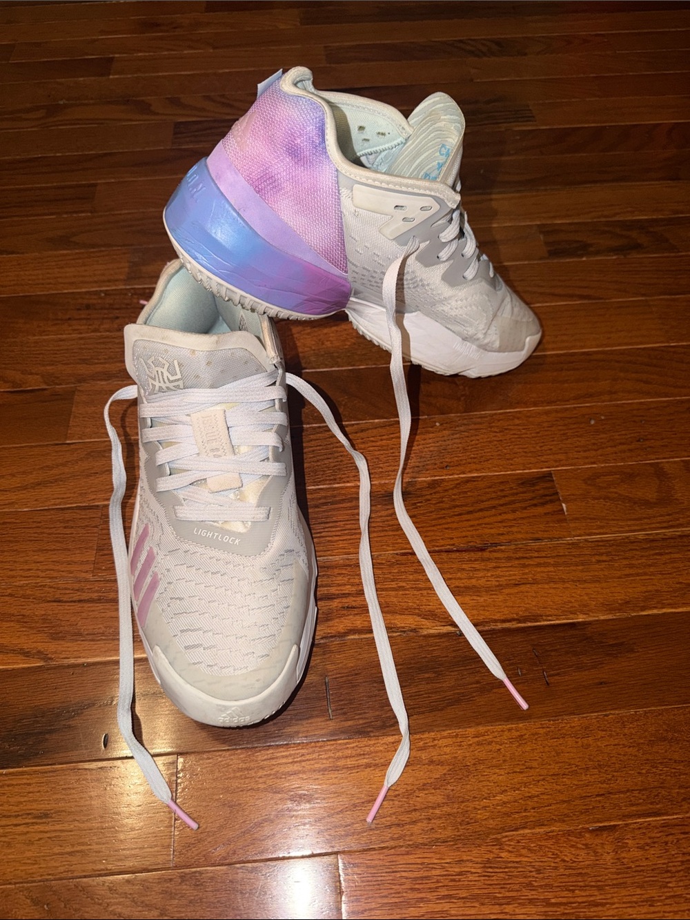 Lightweight Men’s Athletic Sneakers in White with Pastel Purple Accent